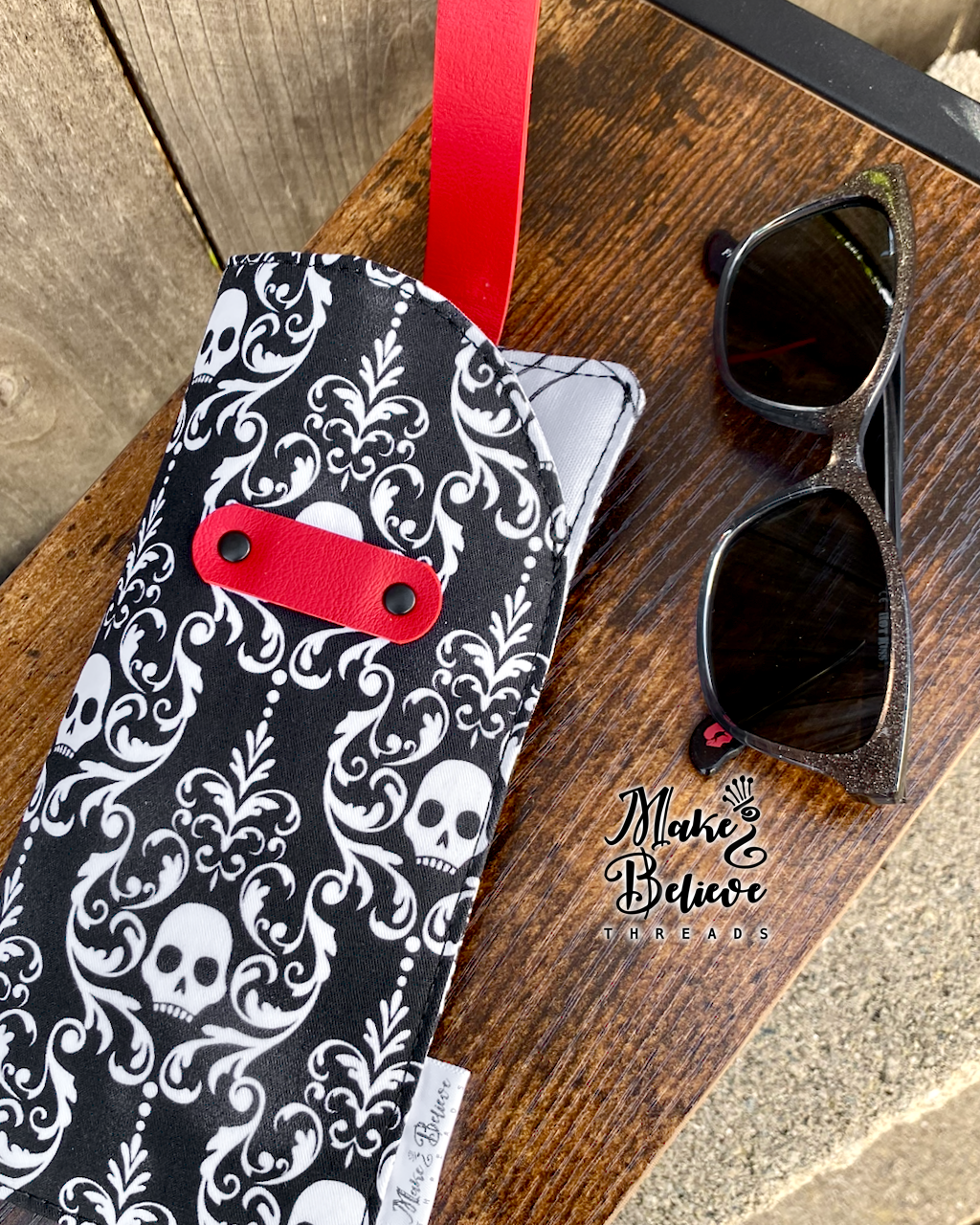 Damask Skulls Glasses Sleeve