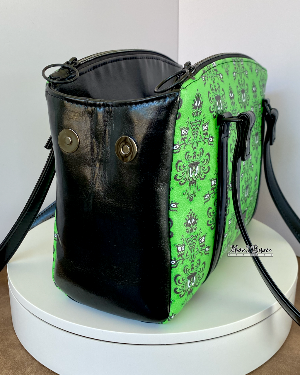 Green Haunted Wallpaper Shoulder Bag