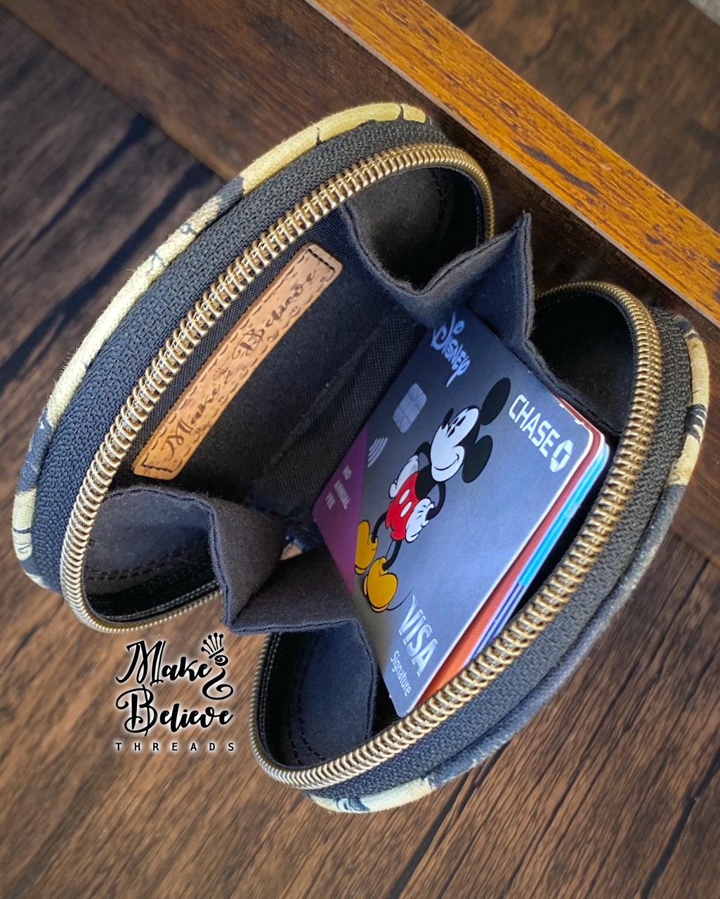 Letter-Reading Kitty Circle Pouch with Clip